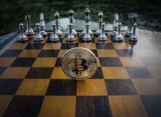 Jak dopasować komunikację gry do różnych platform, regionów i typów graczy Moneta bitcoin na szachownicy obok srebrnych i mosiężnych figur