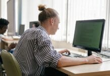 Czy da się nauczyć tworzenia gier, jeśli nie umiem skupić się dłużej niż godzinę Skupiony student przy komputerze w jasnej, nowoczesnej przestrzeni nauki