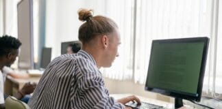 Czy da się nauczyć tworzenia gier, jeśli nie umiem skupić się dłużej niż godzinę Skupiony student przy komputerze w jasnej, nowoczesnej przestrzeni nauki