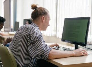 Czy da się nauczyć tworzenia gier, jeśli nie umiem skupić się dłużej niż godzinę Skupiony student przy komputerze w jasnej, nowoczesnej przestrzeni nauki
