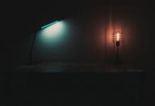 Oświetlenie wypalane czy dynamiczne? Wybór dla gry indie Lampy z zimnym i ciepłym światłem na stole w ciemnym pokoju