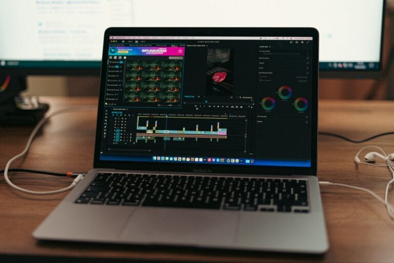MacBook Air z otwartym programem do montażu wideo na biurku
