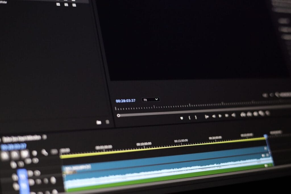 Zbliżenie na oś czasu i kontrolki w programie do montażu wideo